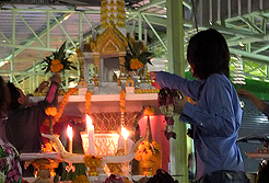 ศาลพระภูมิทรงลพบุรีใหญ่ ศาลเจ้าที่สามมุขใหญ่