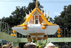 ศาลพระภูมิบางปะอินเล็กเสานาค ศาลเจ้าที่แฝดเล็กหกขา 