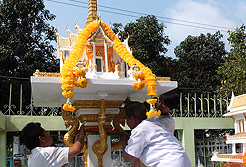 ศาลพระภูมิบางปะอินเล็กเสานาค ศาลเจ้าที่แฝดเล็กหกขา 