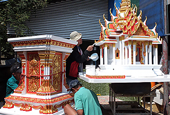 ศาลพระภูมิทรงบางปะอินยักษ์ ศาลเจ้าที่สามมุขยักษ์