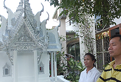 ศาลพระภูมิทรงสามชั้นวัดอรุณ ศาลเจ้าที่สามมุขเล็กหกขา