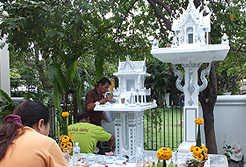 ศาลพระภูมิทรงสามชั้นวัดอรุณ ศาลเจ้าที่สามมุขเล็กหกขา